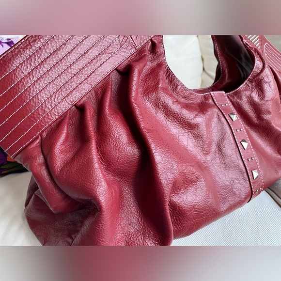 Leather slouchy oversized burnt red shoulder bag with studs - Picture 6 of 15